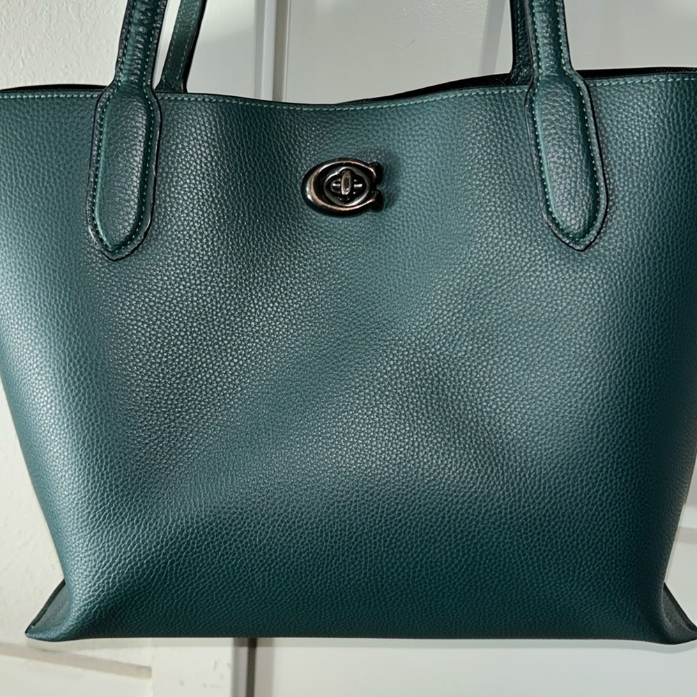 Green authentic COACH bag! Omg loved her❤️